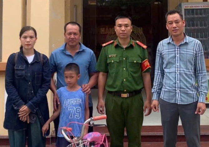 Công an phường An Biên hỗ trợ cháu bé đi lạc trở về với gia đình